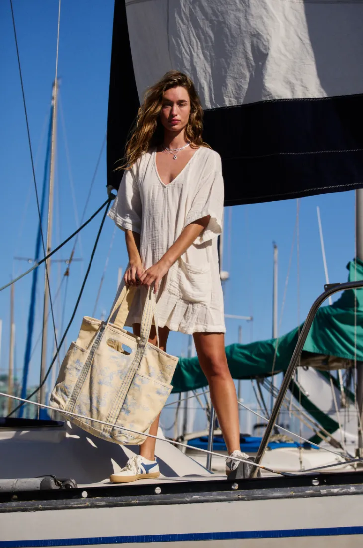 FREE PEOPLE PRINTED CARAVAN TOTE IN TOILLE